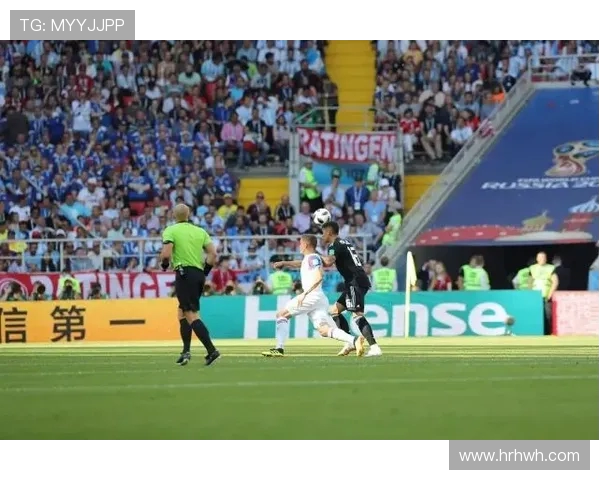 环球足球奖见证巴黎中场维蒂尼亚荣膺年度最佳引领足坛风潮